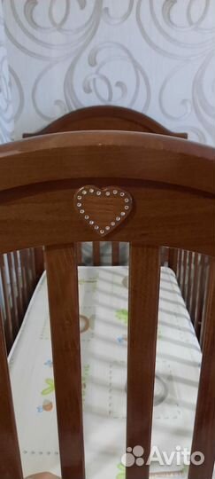 Детская кроватка с маятником