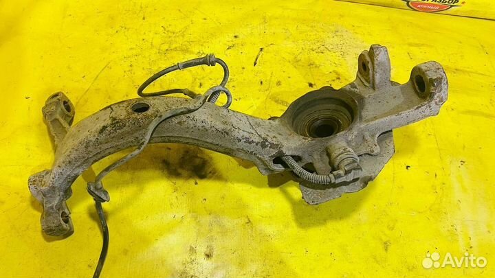 Кулак передний правый Volkswagen Passat B5