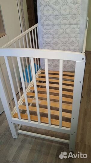 Детская кроватка с маятником