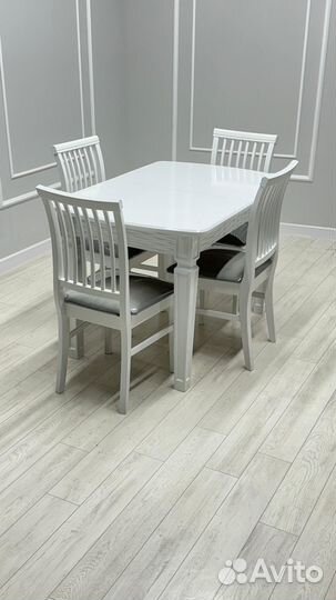 Стол и стулья