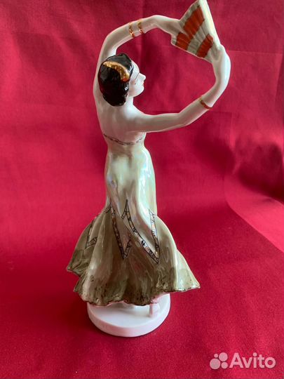 Фарфоровая статуэтка 
