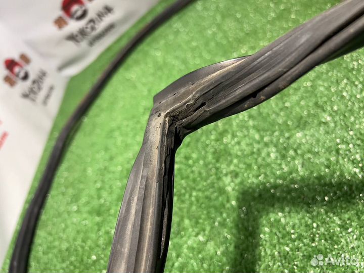 Уплотнитель передней правой двери на Hyundai Accen