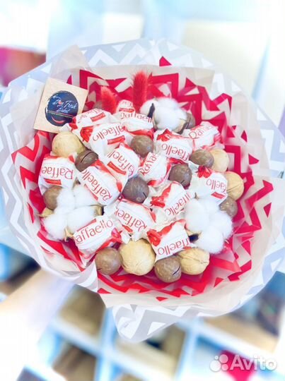 Букет из рафаэлло и орехов