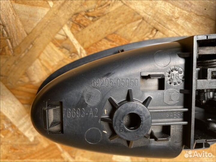 Ручка двери внутренняя правая Toyota Avensis