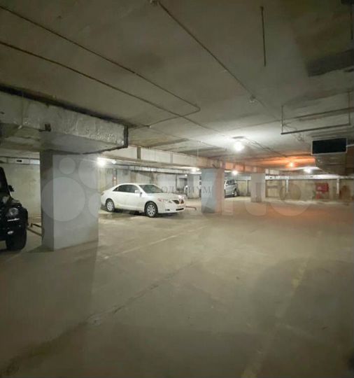 Машиноместо, > 30 м²