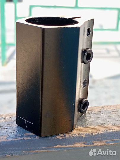 Зажим для трюкового самоката