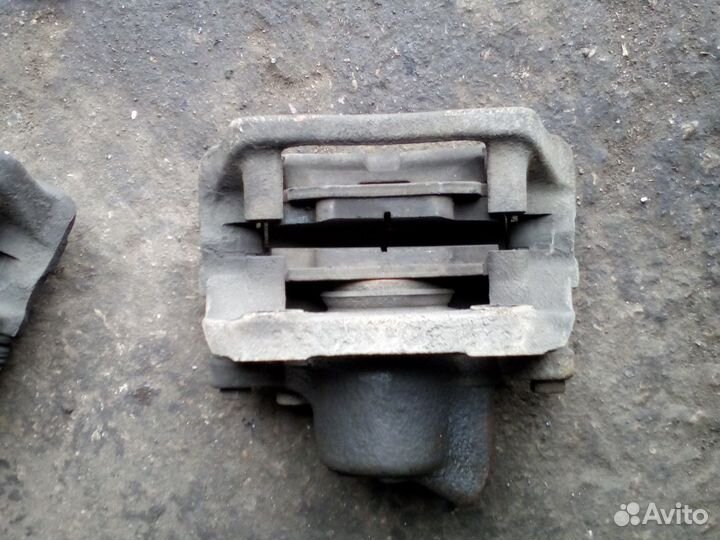 Суппорт передний левый Renault Logan