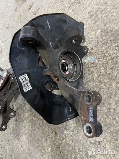 Левый передний поворотный кулак Toyota Camry 40