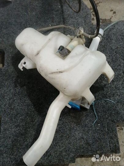 Бачок омывателя Nissan Elgrand E51