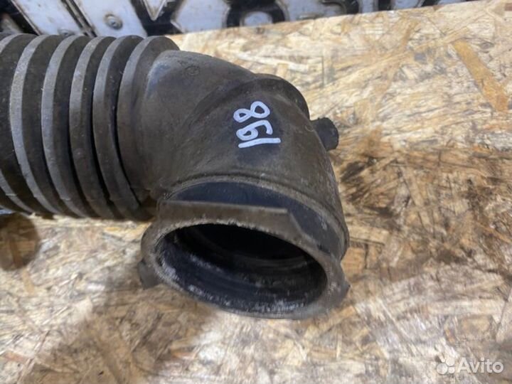 Патрубок воздушного фильтра Volvo S40 седан 2.0