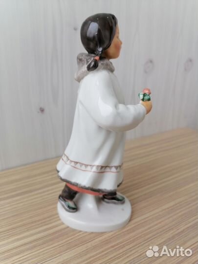 Статуэтка Якутка с цветком и книгой