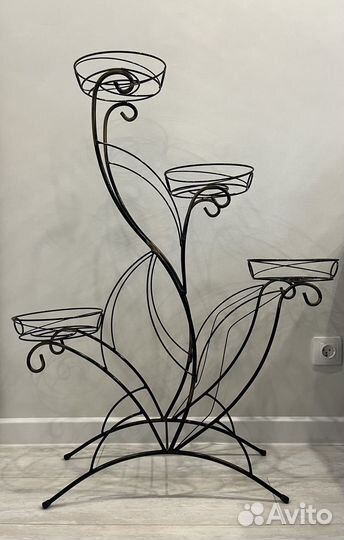 Две подставки для цветов