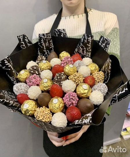 Коробки, букеты с клубникой в шоколаде, с цветами