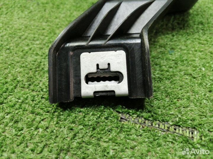 Кронштейн правый Skoda Octavia A7 CWV 2014