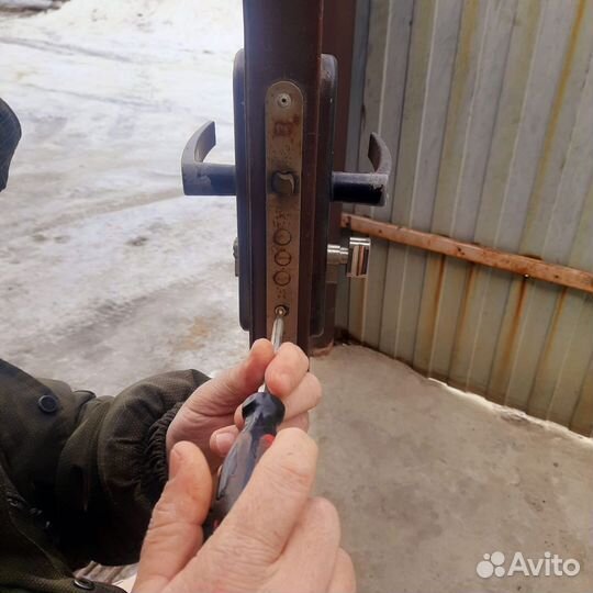 Установка дверных замков