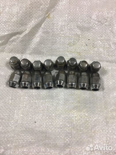 Гайки крепления колес