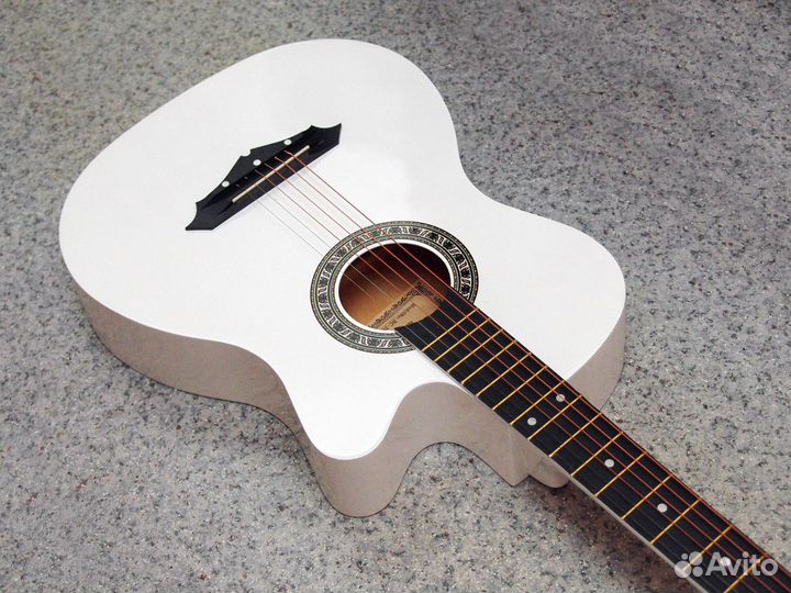 Гитара белого цвета