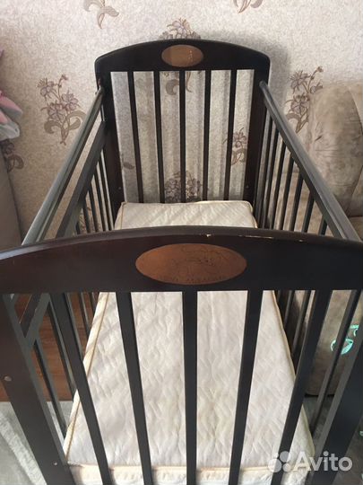 Детская кроватка с маятником