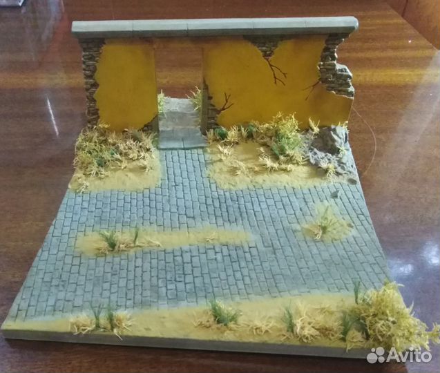 Диорама (подставка). Стена с мостовой