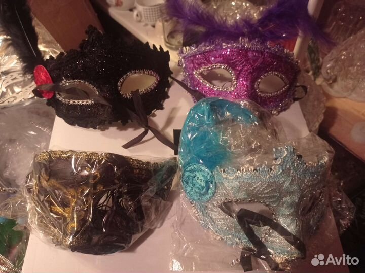 Маски, бороды, короны