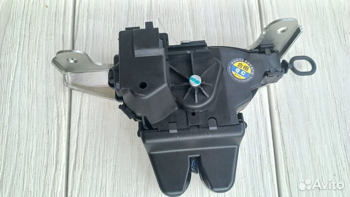 Замок крышки багажника Mercedes A2057500600