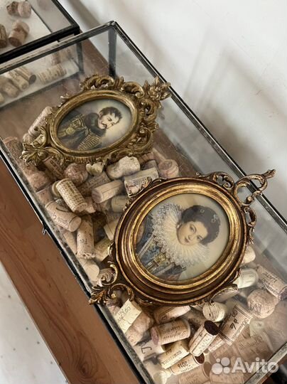 Картина миниатюра портрет в раме дерево. Европа