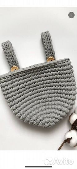Вязаная корзинка на кроватку