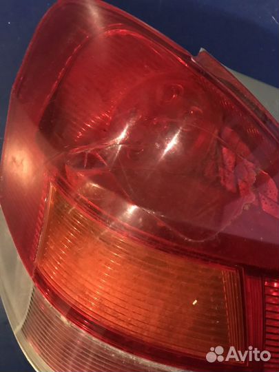 Задняя левая фара Toyota Yaris
