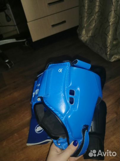 Боксерский шлем и перчатки