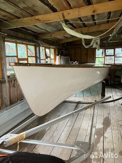 Парусная яхта швертбот 