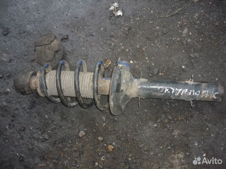 Стойка передняя правая Шкода Октавия Тур