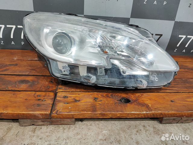 Фара правая Peugeot 2008 13-16 Б/у Оригинал