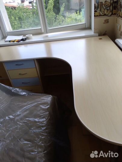 Детский стол со шкафом+ шкаф-купе