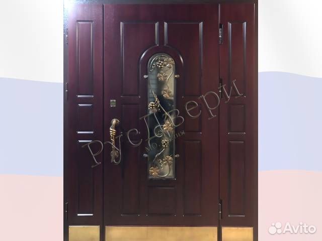 Металлическая парадная дверь с ковкой и стеклом