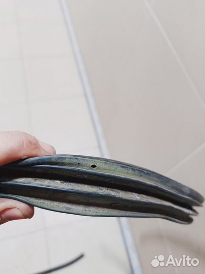 Уплотнитель (внутри) Avensis II 2003-2008