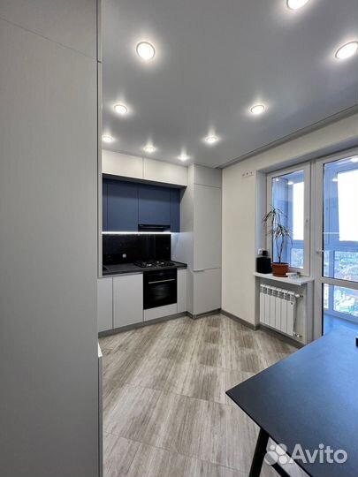 Угловая кухня под потолок на заказ в Челябинске