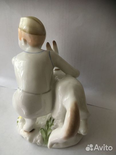 Фарфоровая статуэтка