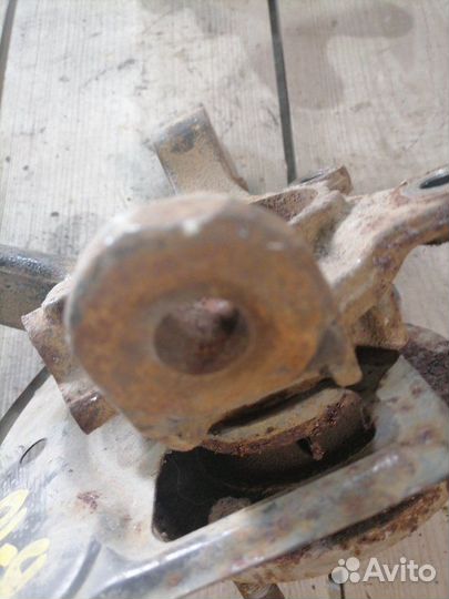 Кулак поворотный передний левый Nissan Almera B10