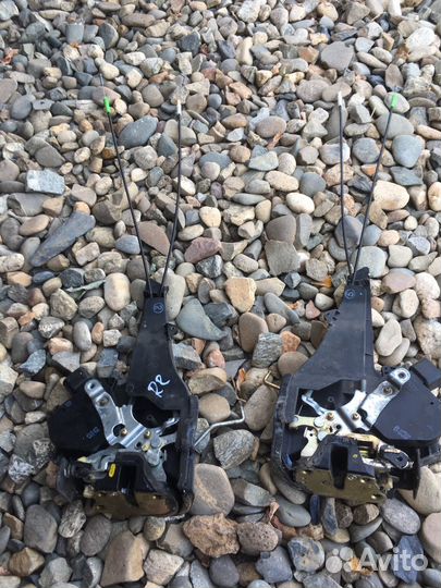 Toyota RAV4 II 2002 замок задней лев пр двери