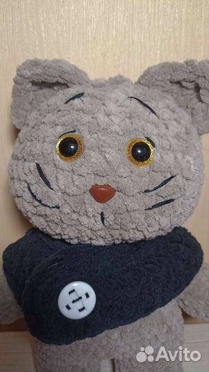 Вязаная игрушка котик