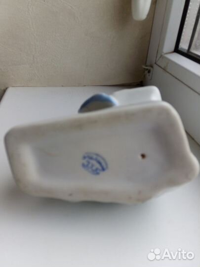 Фарфоровая статуэтка Девушка на катке