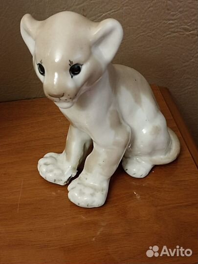 Статуэтка львенок