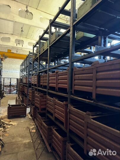 Металлические ящики со стеллажами для них