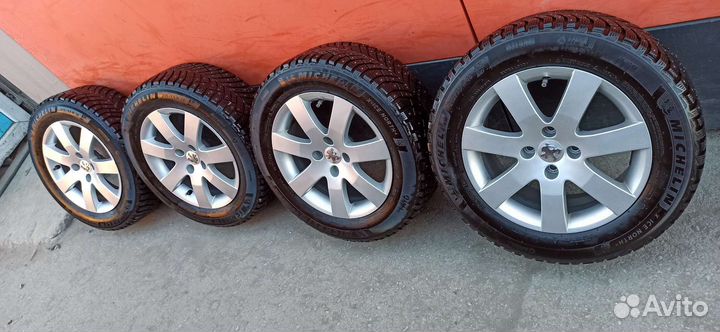 Michelin X-Ice North 4 215/55 R16