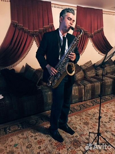 Саксофонист на праздник