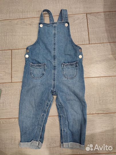 Джинсовый комбинезон, кардиган вязаный 74-80