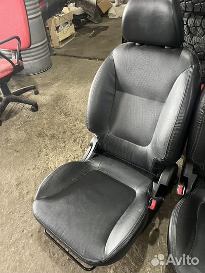 Сиденья кожа Mitsubishi Pajero sport 2