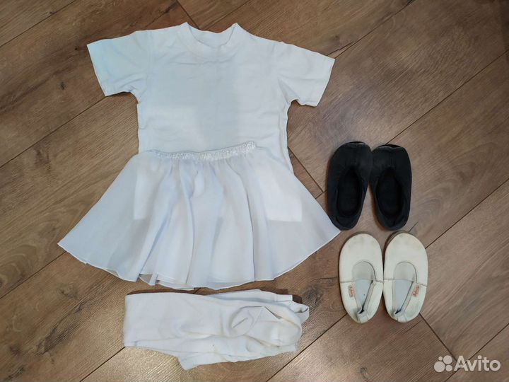 Пакетом вещи для физ-ры(чешки,шорты,футболки,юбка)