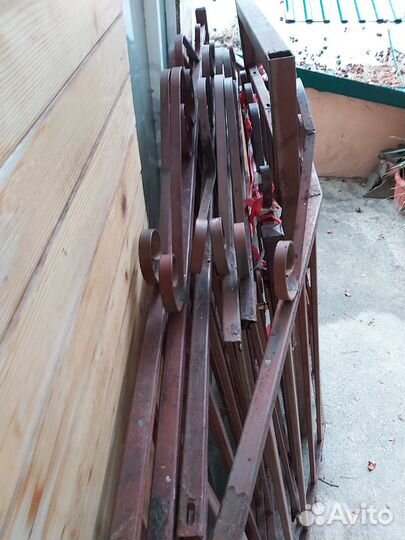 Забор с двумя калитками