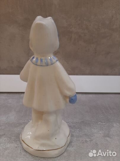 Статуэтка фарфоровая Девочка со снежком Дулево